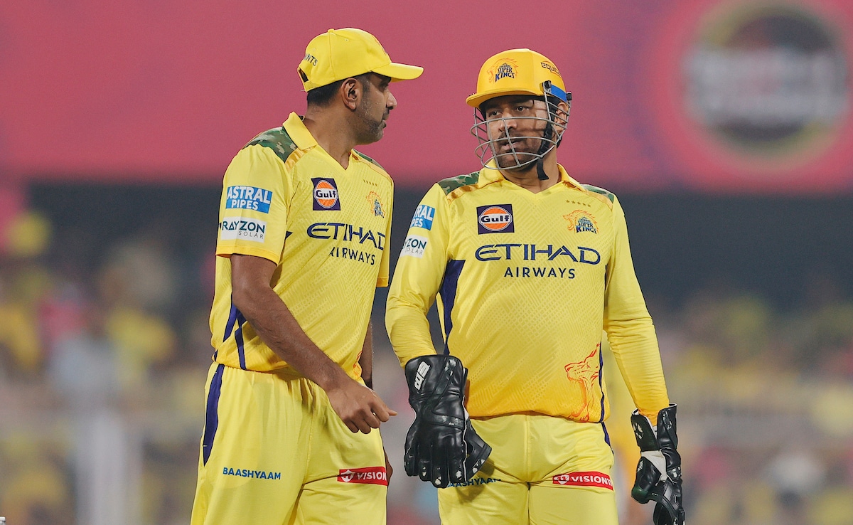 2b5poqbg_ashwin-and-dhoni-bcci_625x300_15_April_25.jpg