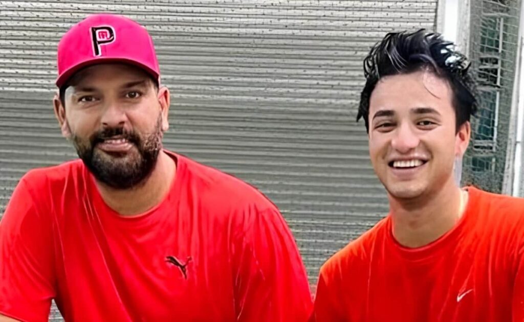 fi8oq8e8_abhishek-sharma-yuvraj-singh_625x300_24_May_25.jpeg