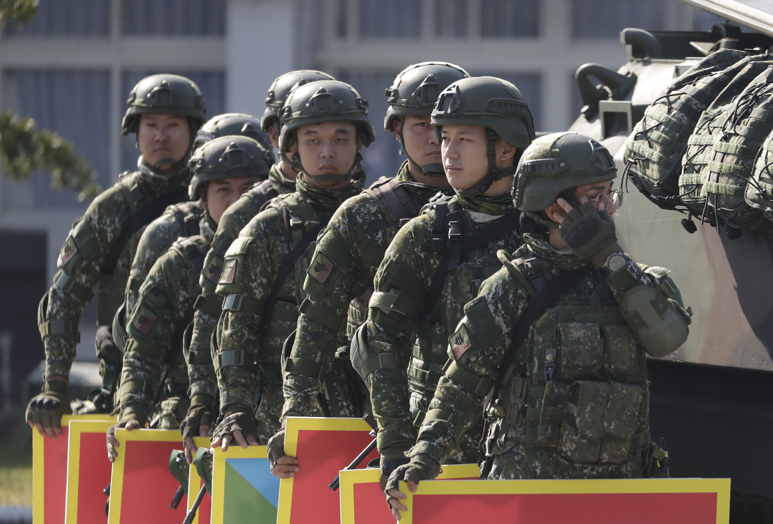 taiwanese-soldiers-participate-drill.jpg
