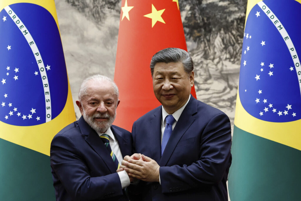xi-shakes-hands-da-silva.jpg