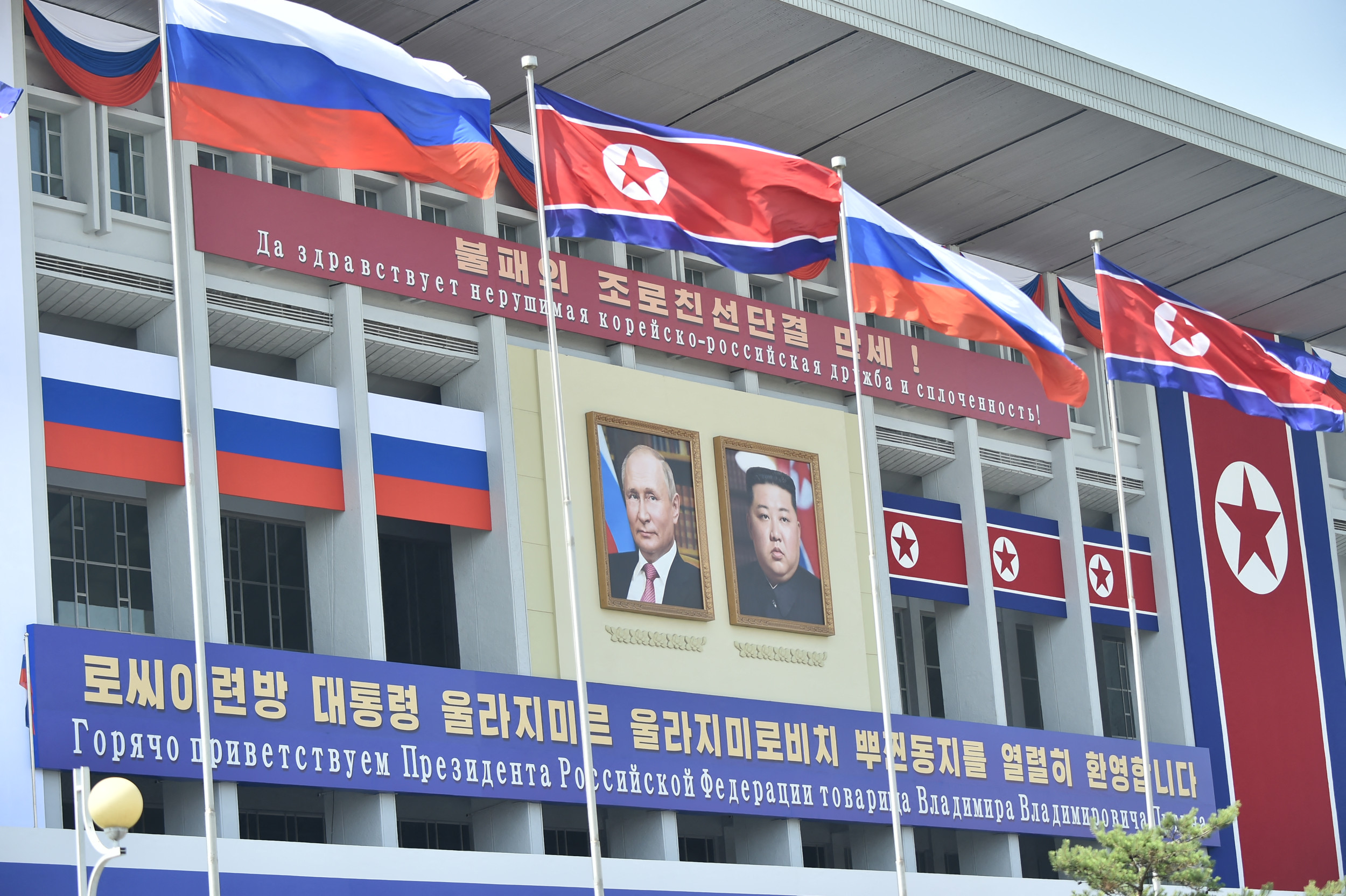 north-korea-awards-medals-helping-russia.jpg
