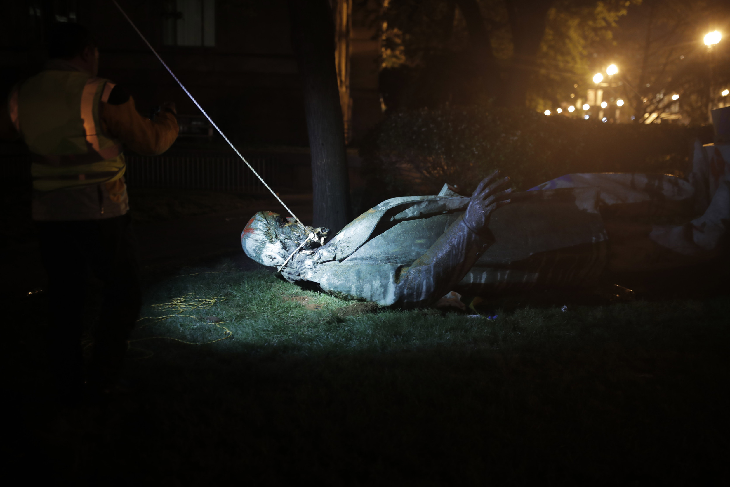 statue-confederate-general-reinstalled.jpg